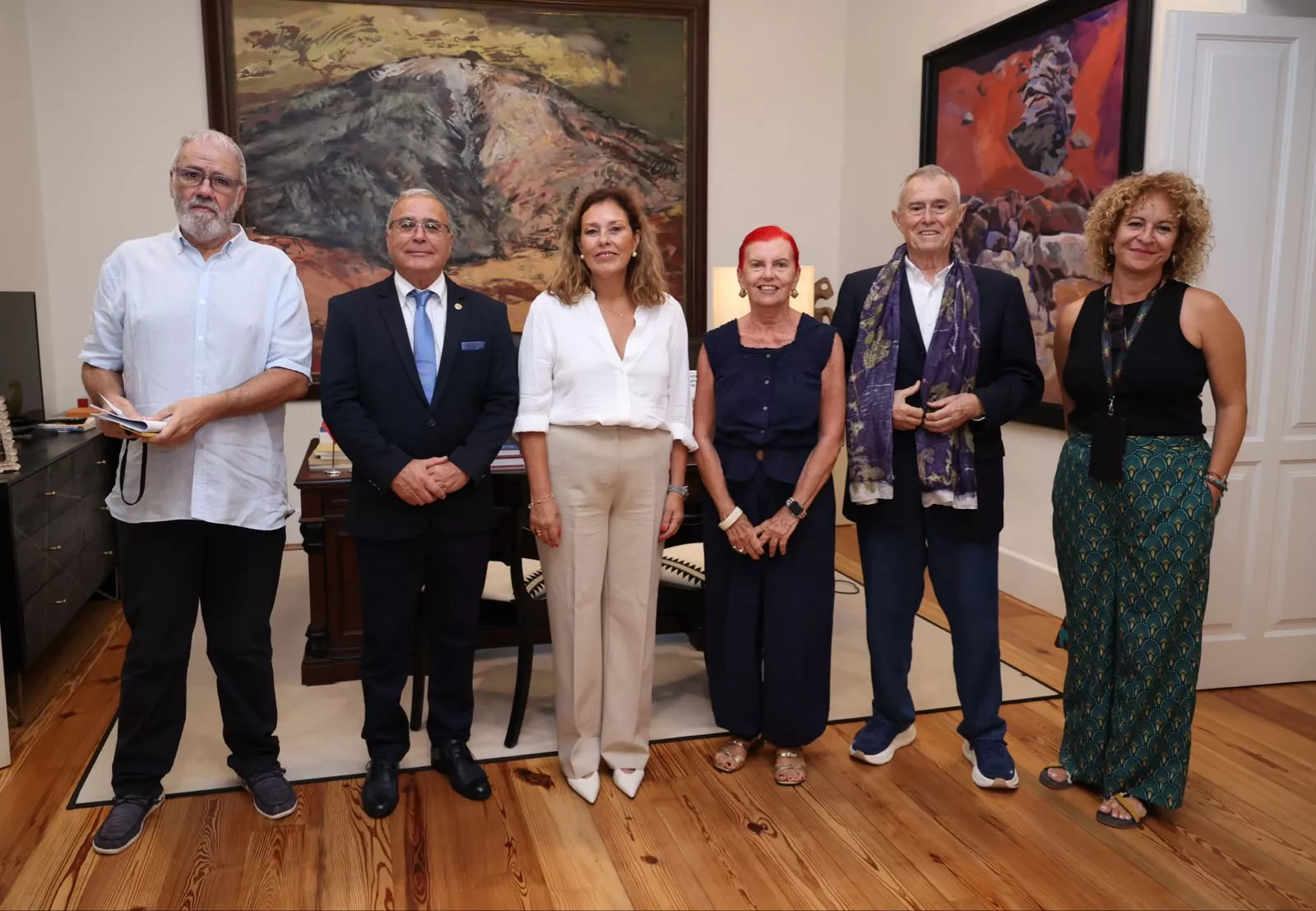 Astrid Pérez recibe la iniciativa ‘Canarias Importa II’, elaborada por el Consejo Social de la ULPGC. / CEDIDA