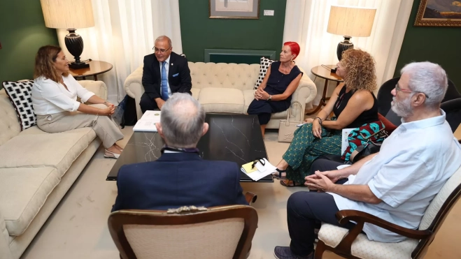 Astrid Pérez recibe la iniciativa ‘Canarias Importa II’, elaborada por el Consejo Social de la ULPGC. / CEDIDA