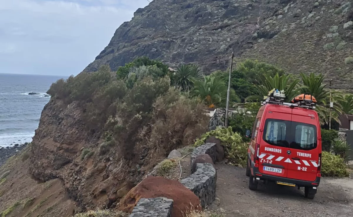 Intervención de los equipos de emergencia en el rescate de un cuerpo en La Laguna. / CEDIDA