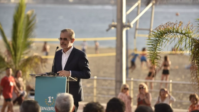 Imagen del acto de Primero Canarias en Las Canteras. / AH