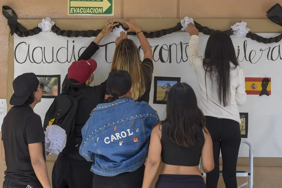 Alumnos del Instituto de Ciencias de la Educación de la Universidad Autónoma del Estado de Morelos participan en un homenaje a Claudia Tacoronte . / EFE - TONY RIVERA