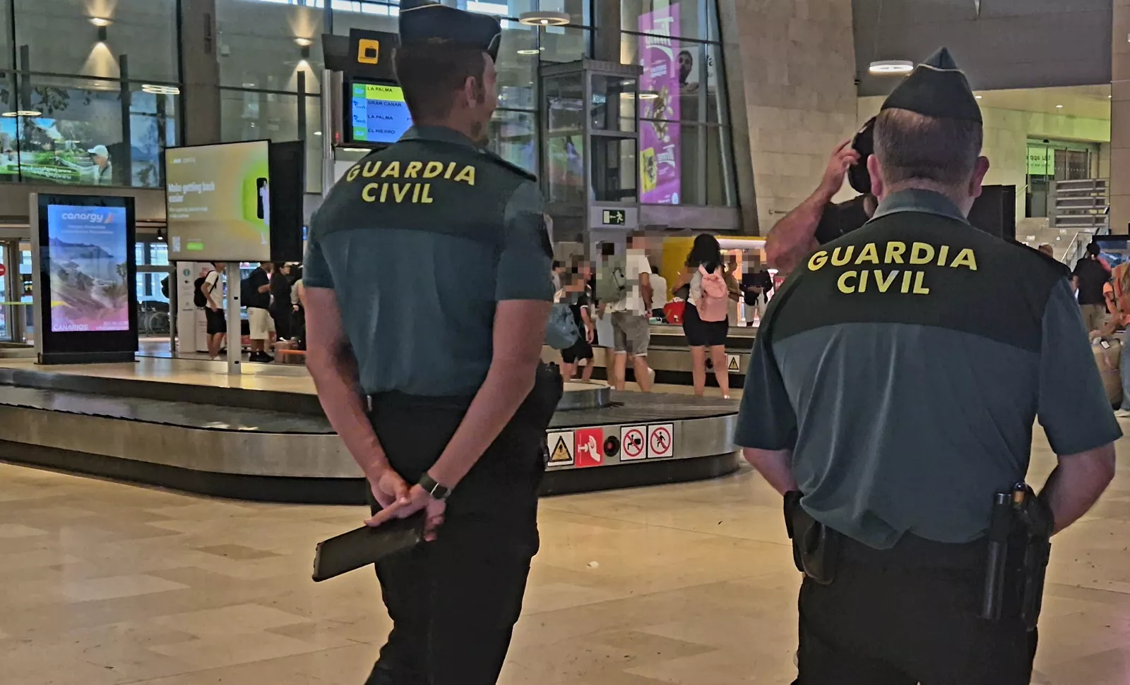 Imagen de la Guardia Civil en la zona de llegadas del aeropuerto de Tenerife Norte. / GUARDIA CIVIL 