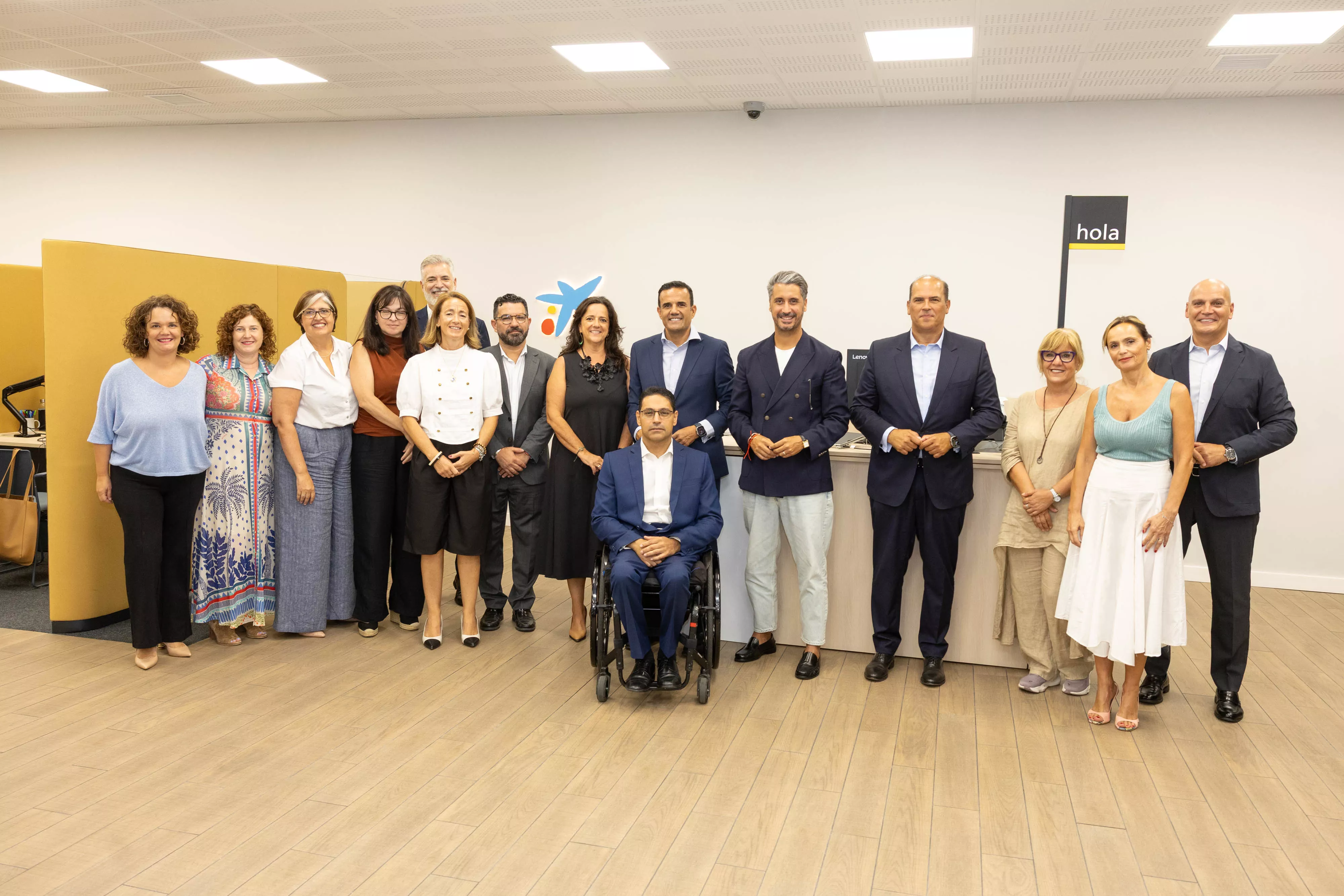 Foto de familia con el equipo de la oficina de CaixaBank en Avenida de la Trinidad. / CAIXABANK