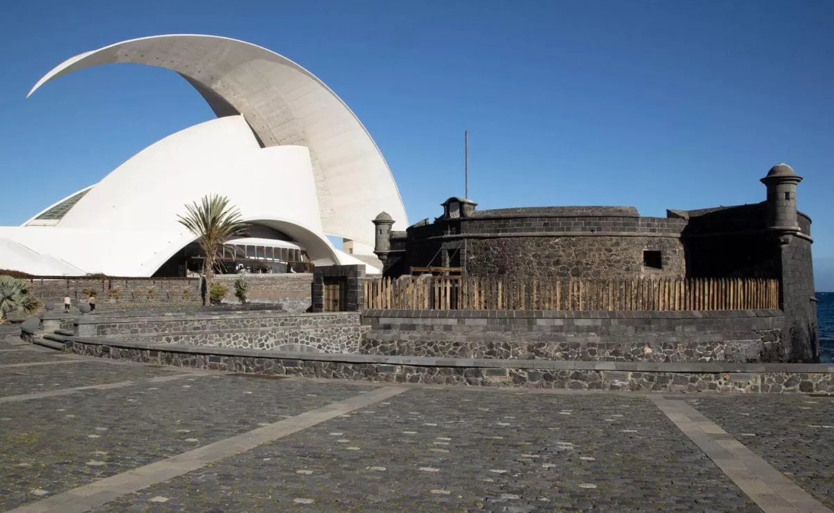 Imagen del Auditorio Adán Martín y el Castillo de San Juan Bautista./ TURISMO CANARIAS