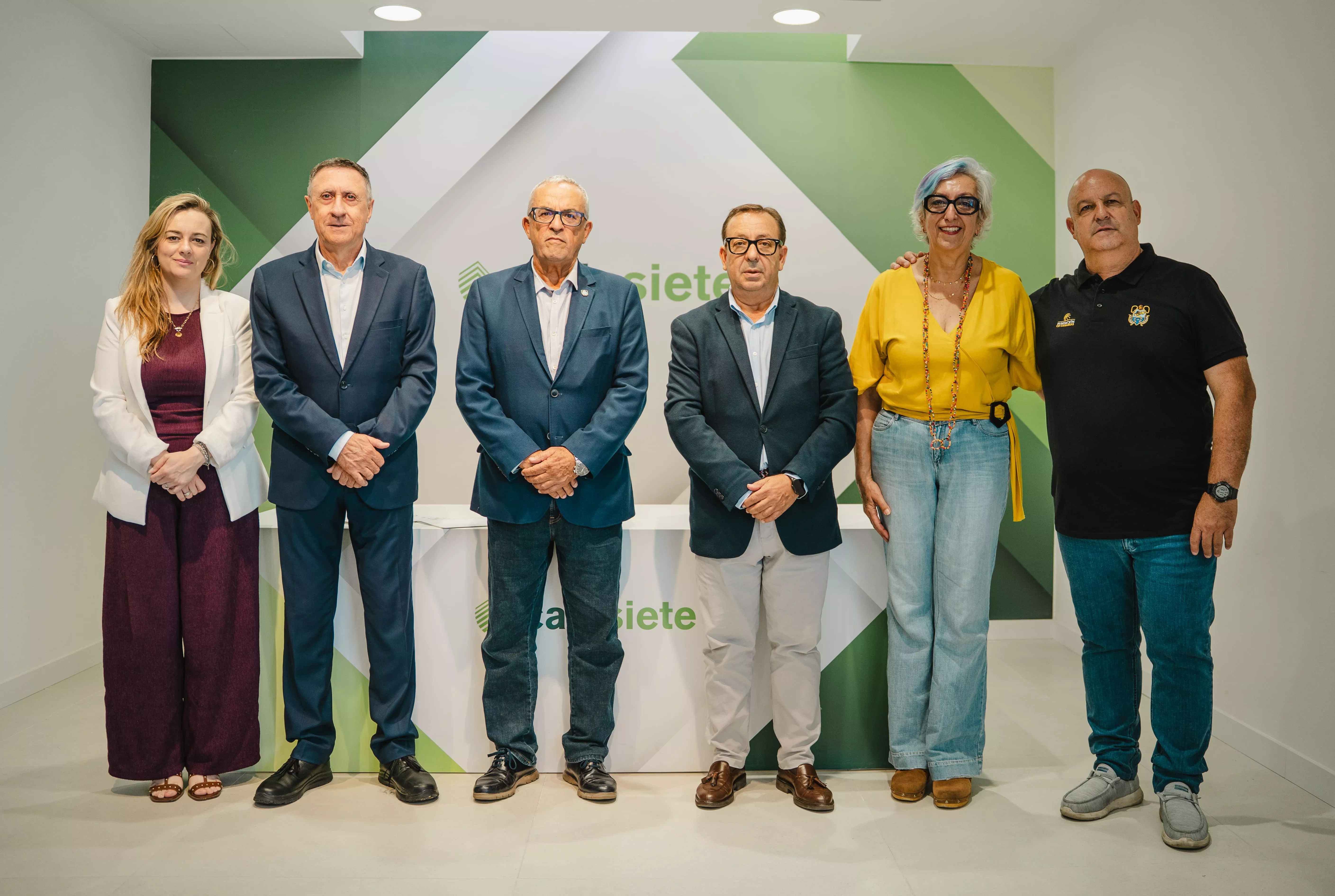 Cajasiete renueva y amplía su apoyo a la cantera del CB Canarias. / CEDIDA