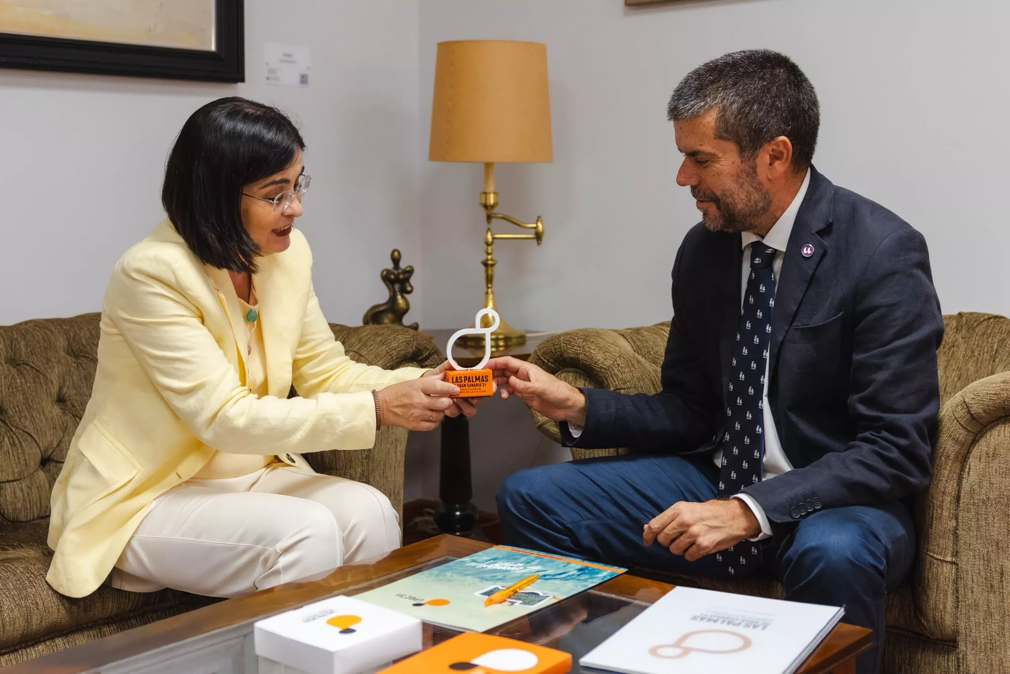 El rector de la ULL, Francisco Javier García, junto a la alcaldesa de Las Palmas de Gran Canaria, ha formalizado el apoyo de la institución a la candidatura. / AYUNTAMIENTO DE LAS PALMAS DE GRAN CANARIA