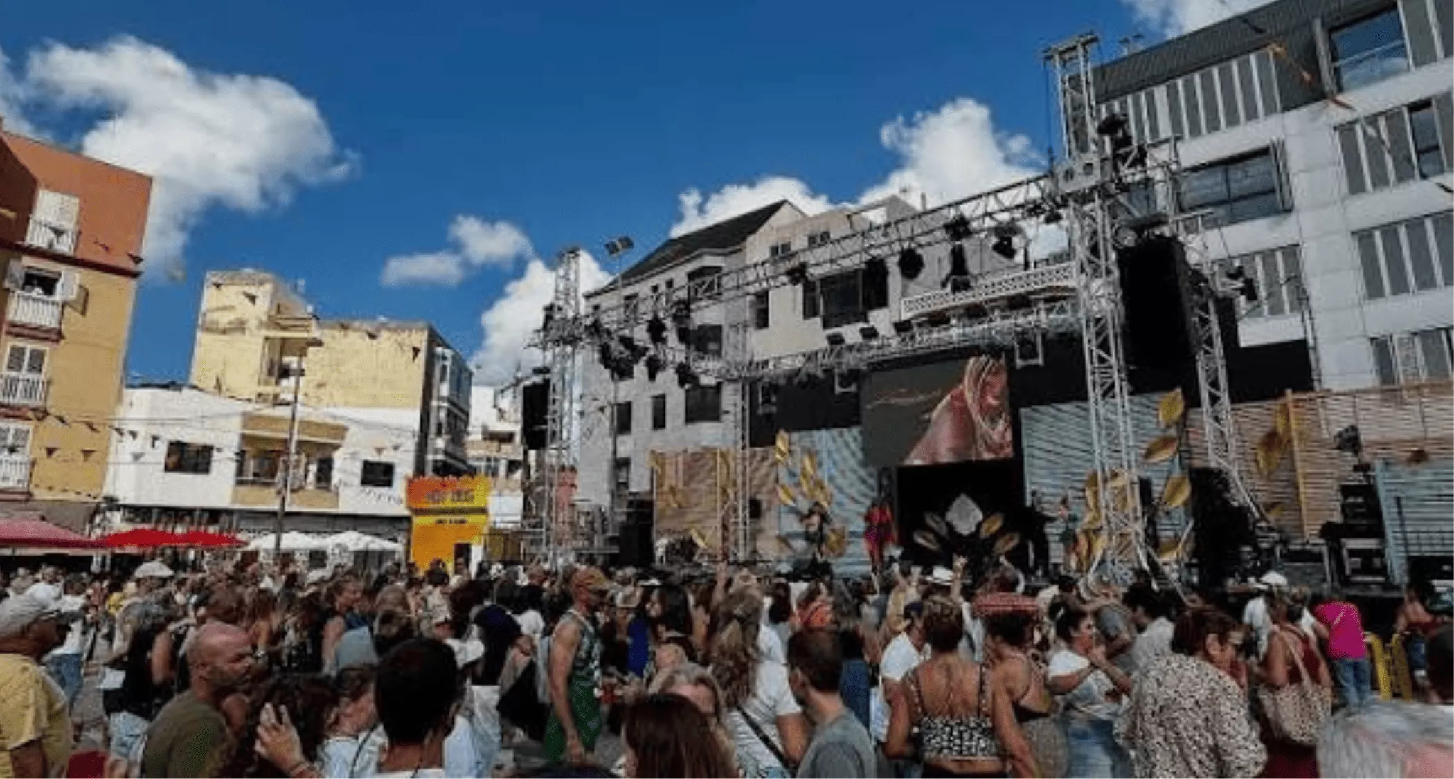 Escenario de las fiestas en la Plaza del Pilar en Guanarteme. / FIESTAS DEL PILAR
