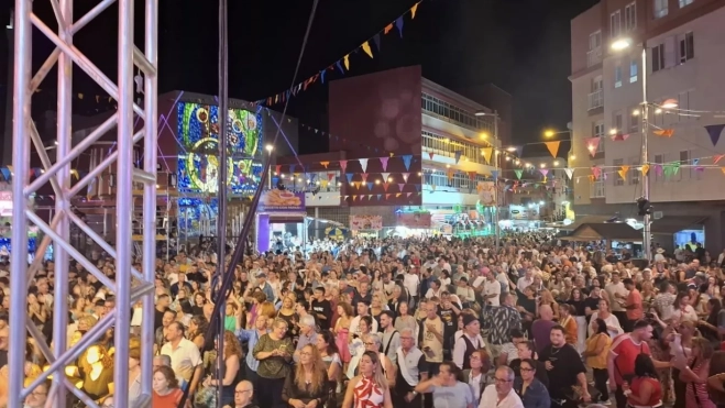 Noche de verbena en las Fiestas del Pilar. / FIESTAS DEL PILAR Noche de verbena en las Fiestas del Pilar. / FIESTAS DEL PILAR