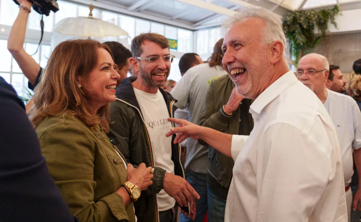 El secretario general del PSOE de Canarias, Ángel Víctor Torres (d), presentó este viernes su candidatura a la presidencia del Gobierno regional / EFE