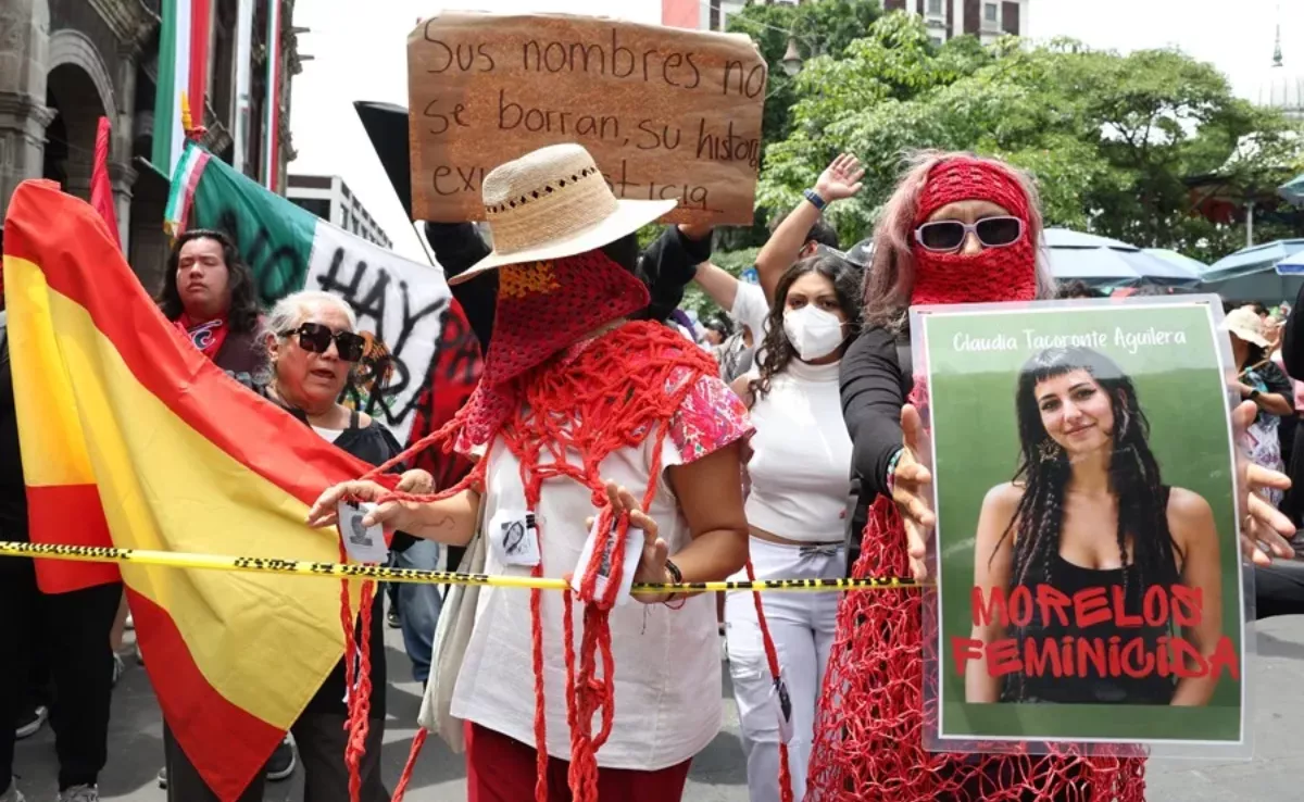 Estudiantes sostienen pancartas durante una protesta / EFE