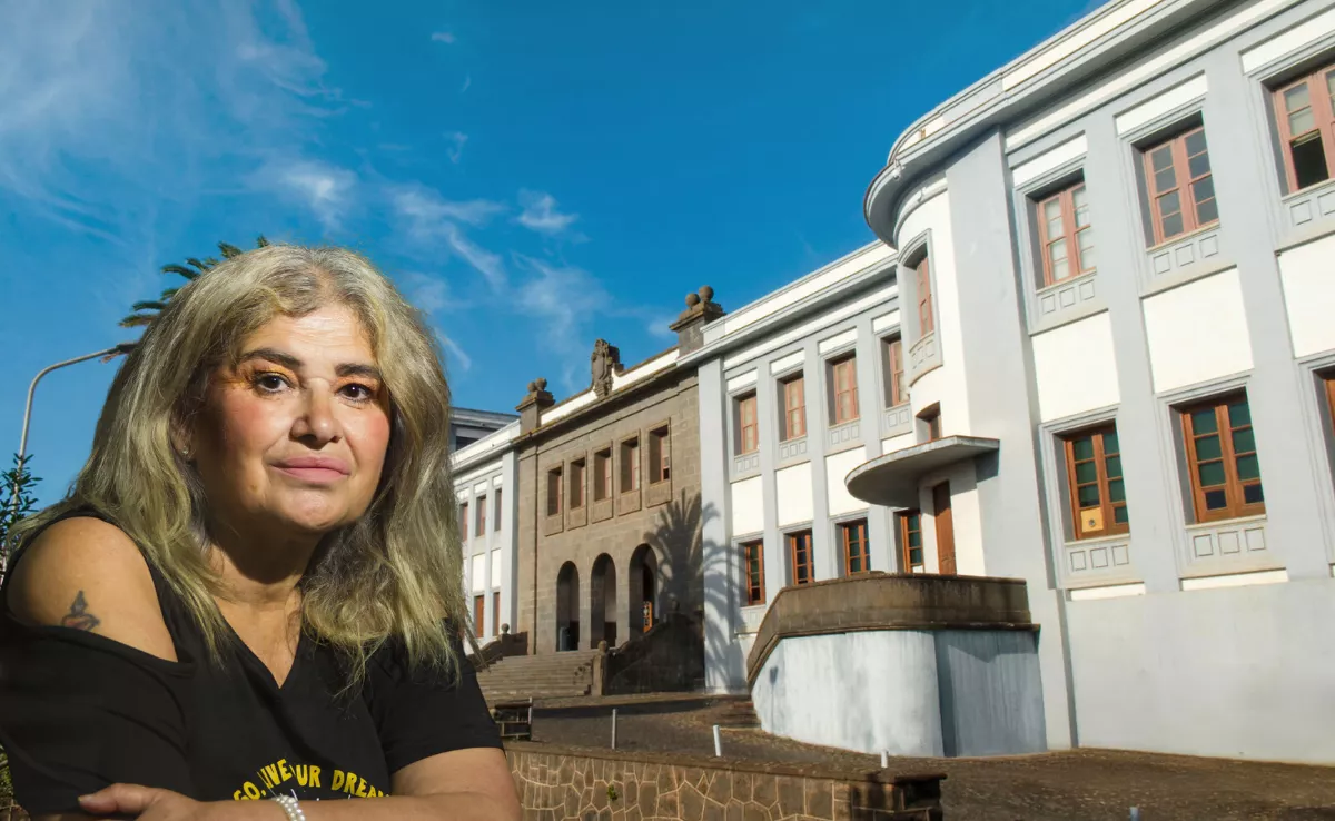 Lucía Etxebarria y de fondo la Universidad de La Laguna / AH