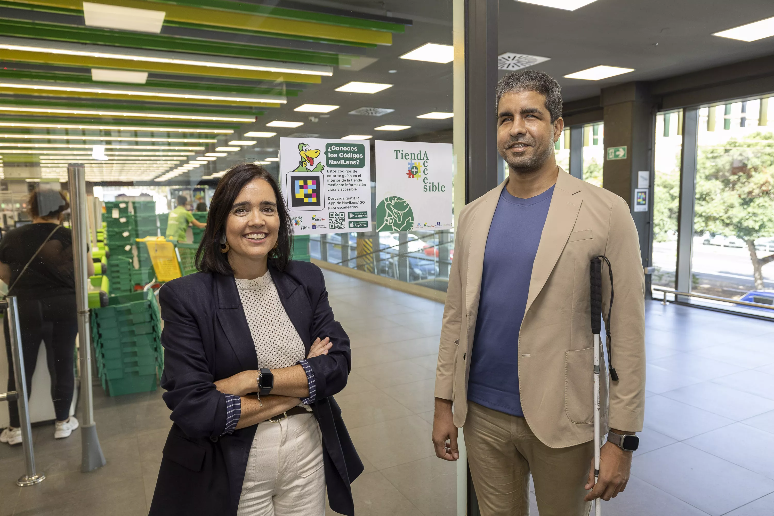La Fundación DinoSol y el medallista paraolímpico y orientador deportivo Enhamed Enhamed Mohamed Yahdih han presentado esta semana en HiperDino Miller, en la capital grancanaria, la señalética con tecnología NaviLens. / HIPERDINO