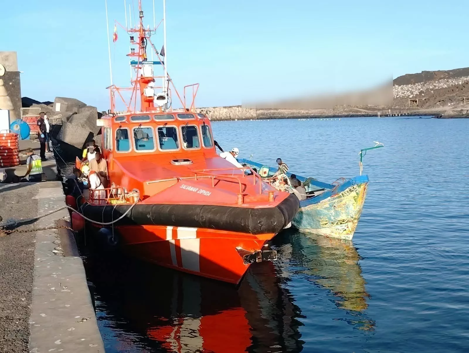Rescatado un cayuco con 61 personas a bordo a cuatro millas de El Hierro. SALVAMENTO MARÍTIMO