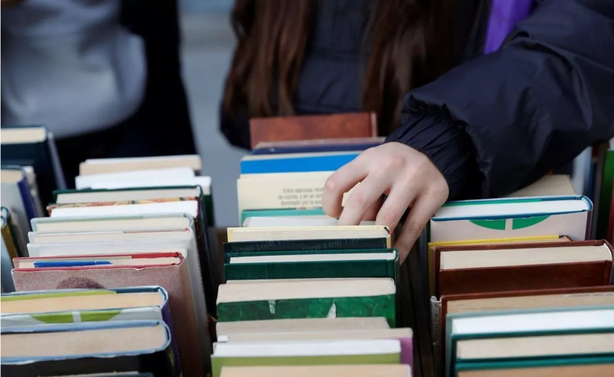 Unos jóvenes miran libros / EFE