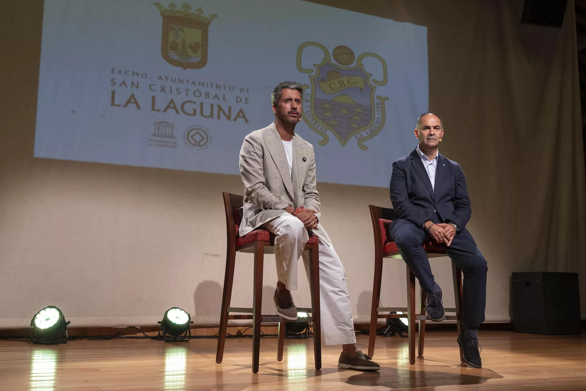 El alcalde de La Laguna, Luis Yeray Gutiérrez, y el presidente del Club Baloncesto Canarias, Aniano Cabrera, firmaron un acuerdo de colaboración entre ambas entidades. / EFE - MIGUEL BARRETO