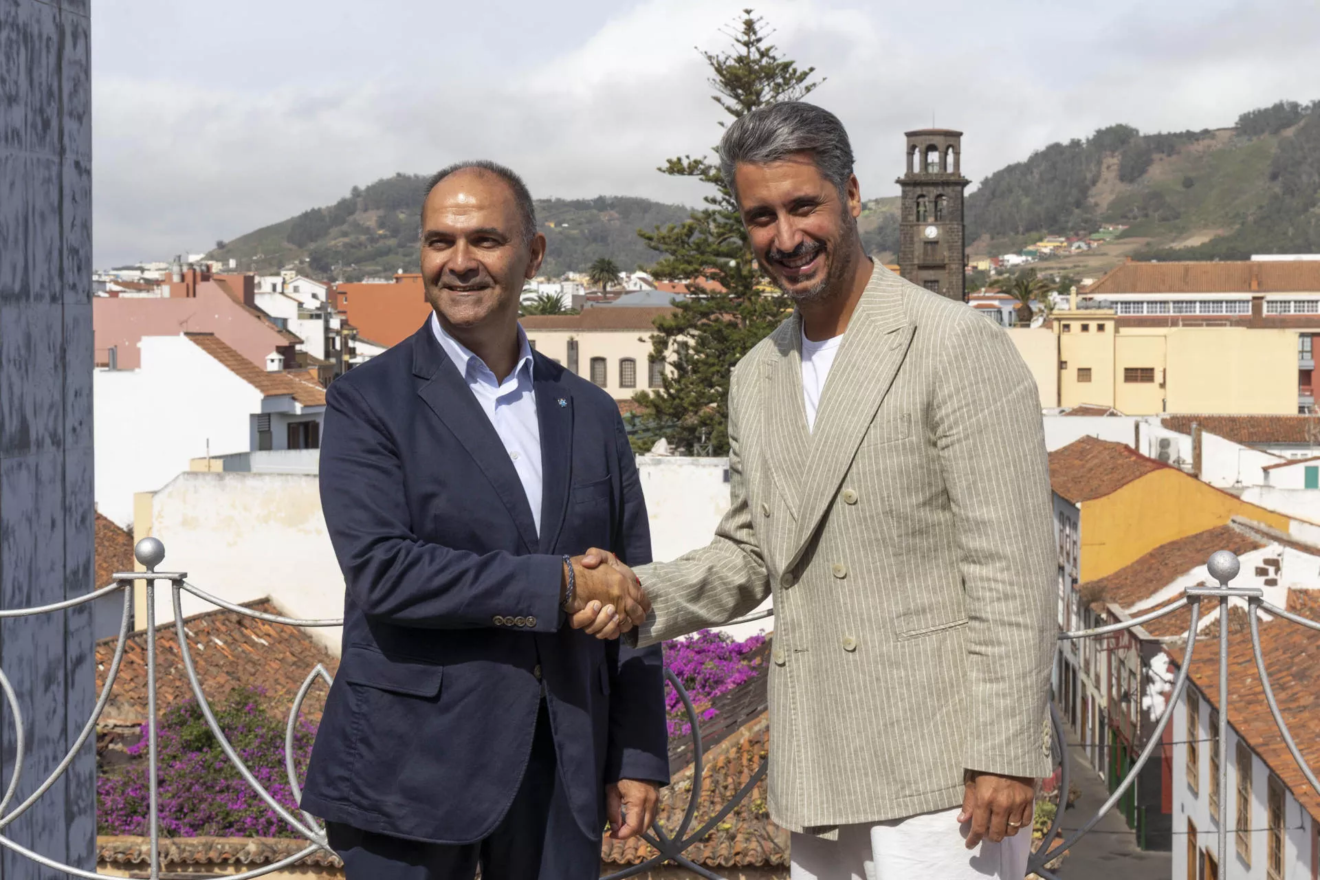 El alcalde de La Laguna, Luis Yeray Gutiérrez, y el presidente del Club Baloncesto Canarias, Aniano Cabrera, firmaron un acuerdo de colaboración entre ambas entidades. / EFE - MIGUEL BARRETO