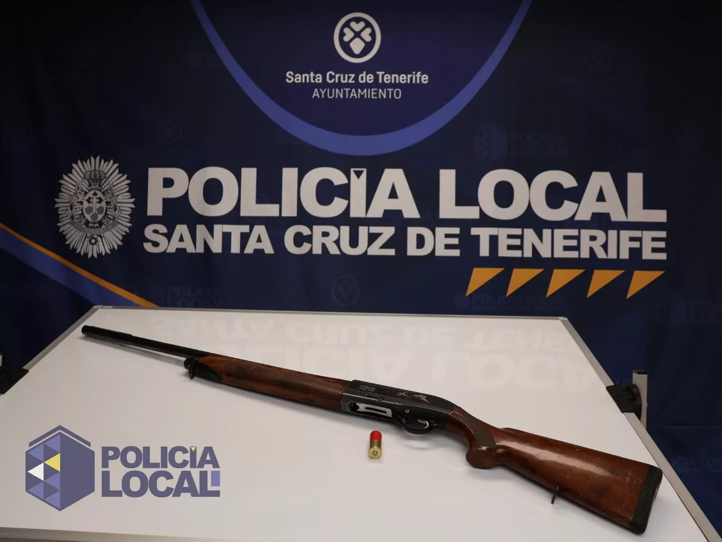 Imagen de la escopeta incautada por la Policía Local. / AYUNTAMIENTO DE SANTA CRUZ DE TENERIFE