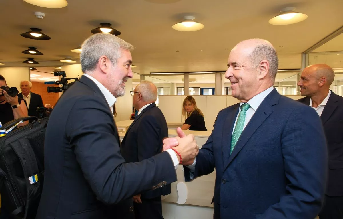Fernando Clavijo, presidente de Canarias, saluda a Pedro Ortega, presidente de la Confederación Empresarial de Canarias. AH