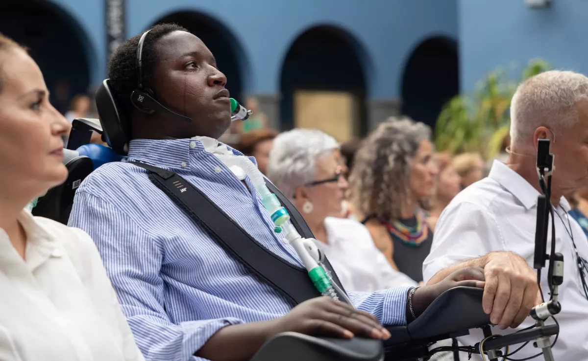Casa África ha acogido este lunes la presentación del libro 'Olas como montañas', de la periodista Loreto Gutiérrez Prats, que narra la historia de Gibbi Jallow / EFE - QUIQUE CURBELO