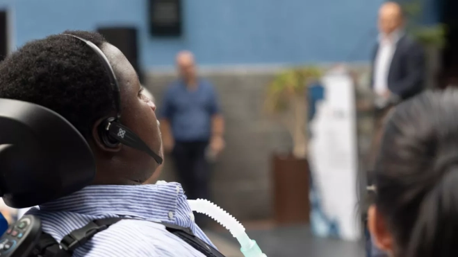 Casa África ha acogido este lunes la presentación del libro 'Olas como montañas', de la periodista Loreto Gutiérrez Prats, que narra la historia de Gibbi Jallow / EFE - QUIQUE CURBELO Casa África ha acogido este lunes la presentación del libro 'Olas como montañas', de la periodista Loreto Gutiérrez Prats, que narra la historia de Gibbi Jallow / EFE - QUIQUE CURBELO