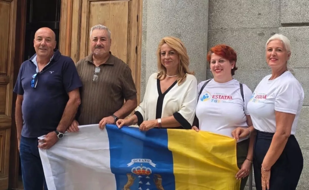 La reclasificación profesional de más de 20.000 trabajadores de Canarias llega al Congreso. En la imagen los portavoces con la diputada Cristina Valido. / CEDIDA
