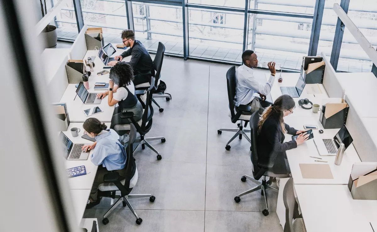 Imagen de unas personas trabajando en una oficina / CANVA