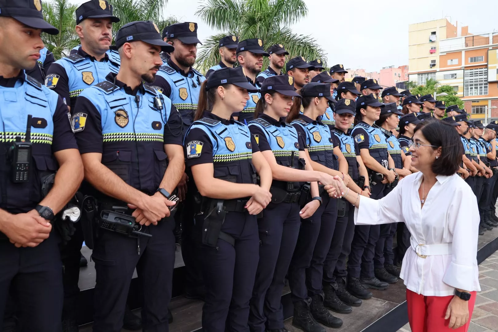 La alcaldesa, Carolina Darias, saluda a los 45 nuevos agentes de la Policía Local. AYUNTAMIENTO LPA