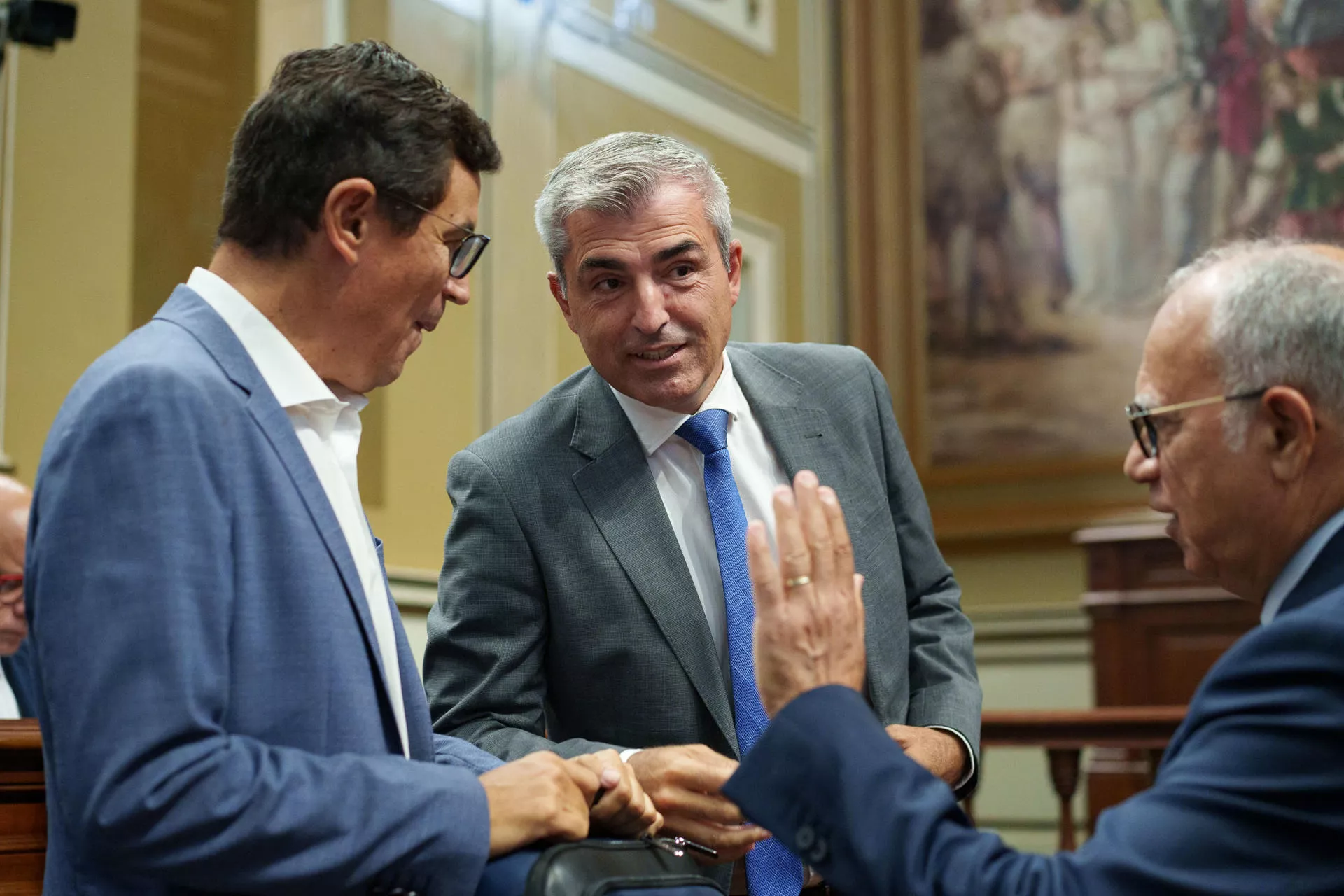 l vicepresidente del Gobierno de Canarias y consejero de Economía, Industria, Comercio y Autónomos, Manuel Domínguez (c). / EFE - RAMÓN DE LA ROCHA