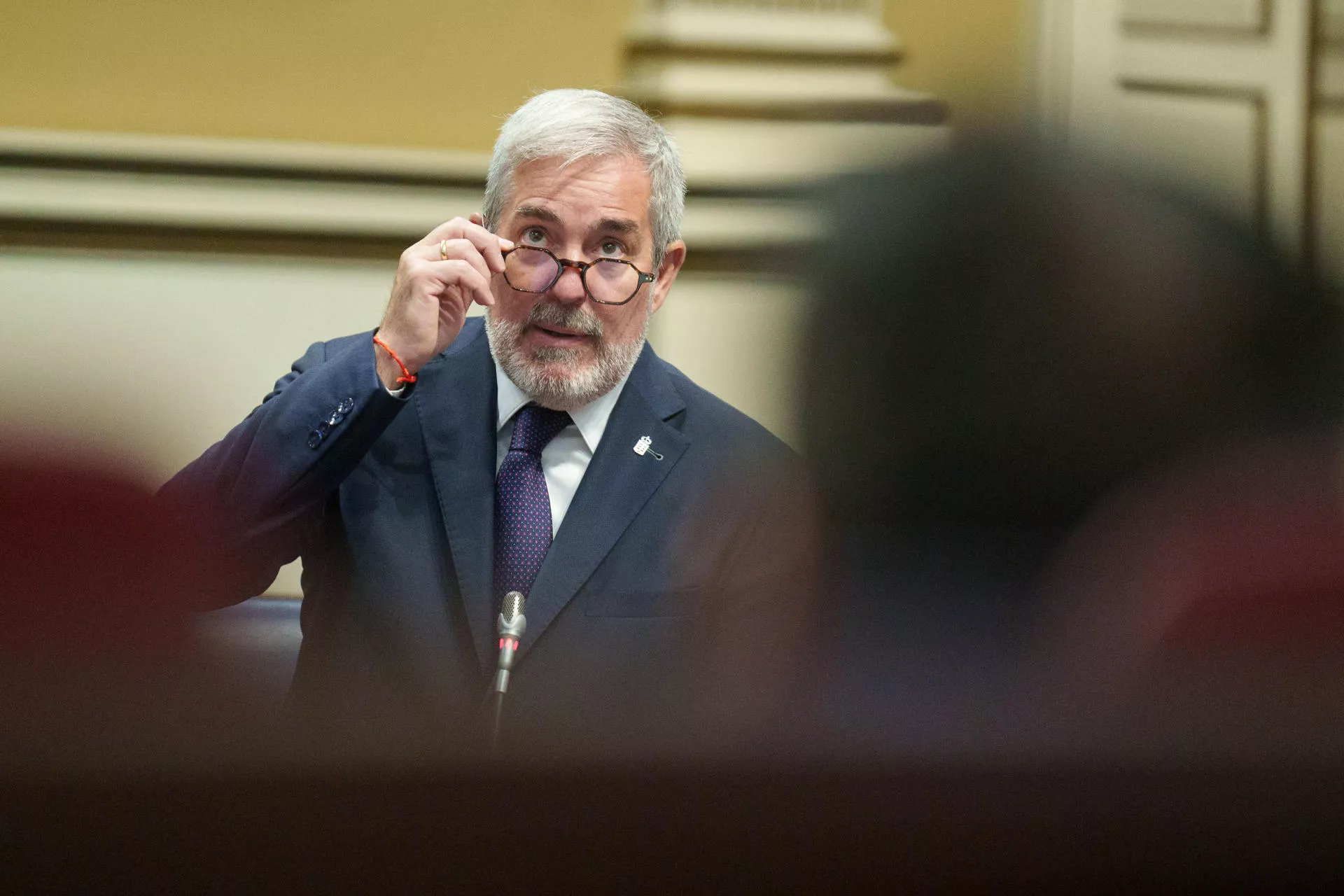  El presidente de Canarias, Fernando Clavijo durante el pleno del Parlamento de Canarias celebrado este martes. / EFE - RAMÓN DE LA ROCHA