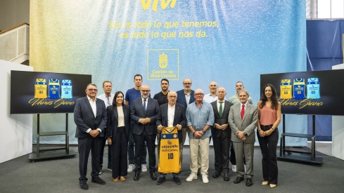 José Miguel Álamo, rodeado por autoridades y su nuevo consejo de administración. / CABILDO DE GRAN CANARIA José Miguel Álamo, rodeado por autoridades y su nuevo consejo de administración. / CABILDO DE GRAN CANARIA