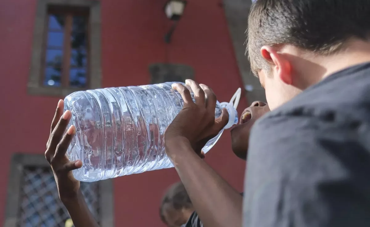 Dos escolares beben agua en Las Palmas de Gran Canaria / EFE - ÁNGEL MEDINA G.