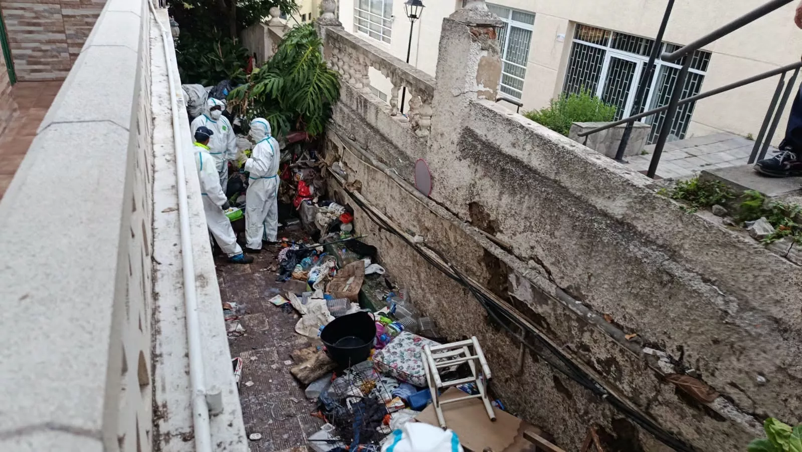 Operarios retirando más de 9.000 kilos de basura acumulada en el exterior de una vivienda en Tacoronte. / AYUNTAMIENTO DE TACORONTE