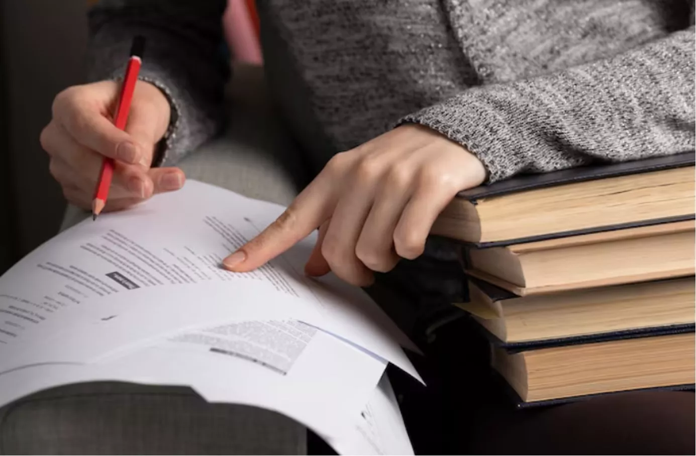 Estudiante consultando unos apuntes