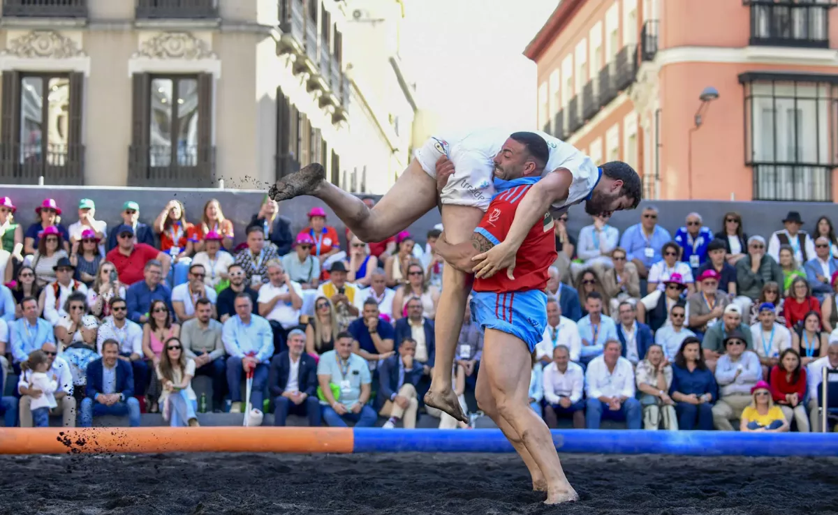 Momento de la primera competición oficial de lucha canaria que tiene lugar fuera de las islas, en Madrid / EFE