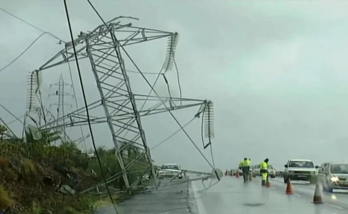 Torre eléctrica caída tras la tormenta Delta en 2005 / AH Torre eléctrica caída tras la tormenta Delta en 2005 / AH