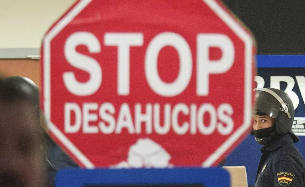 Imagen de un cartel de Stop Desahucios / EFE