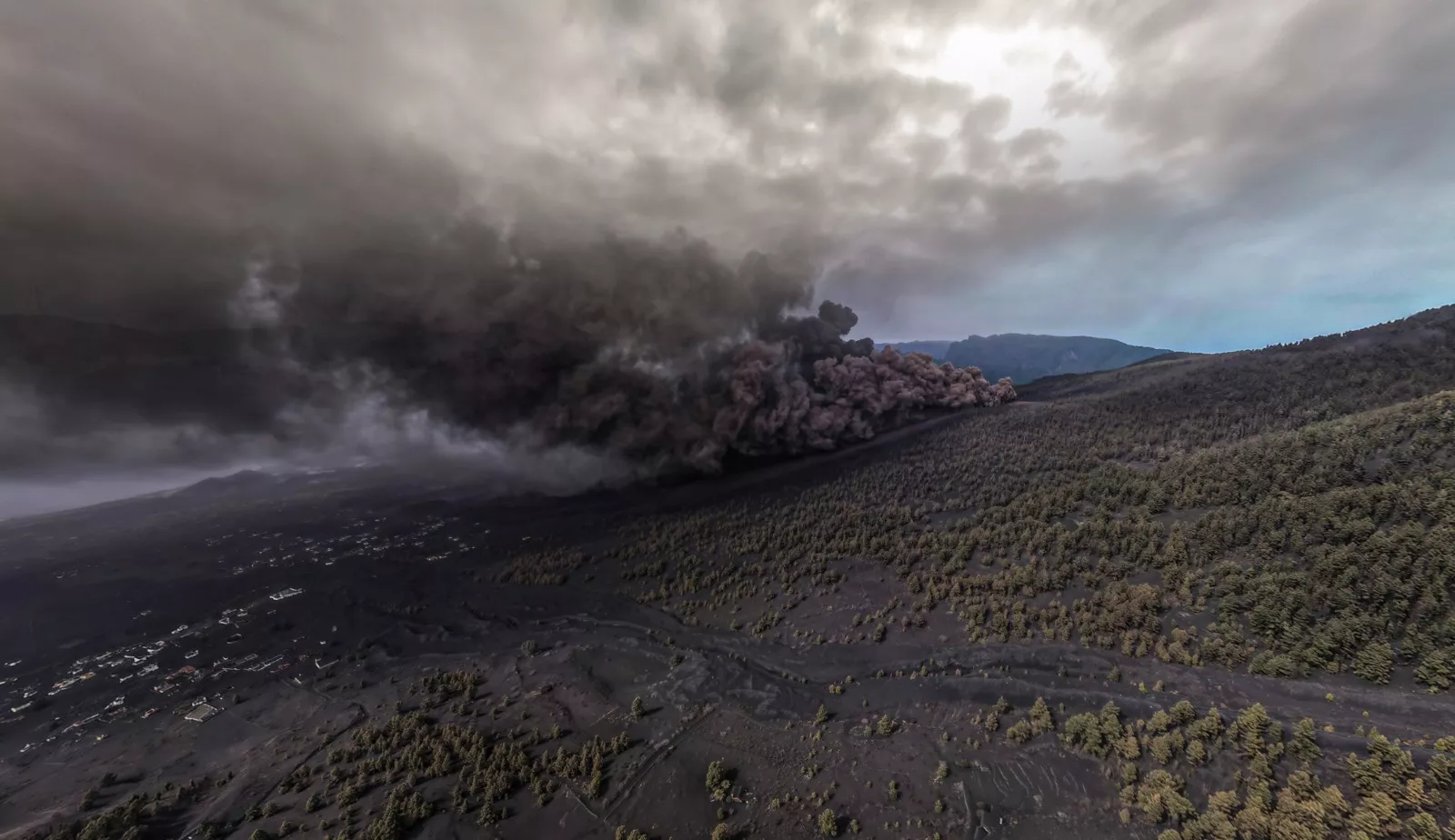 Emision de cenizas durante la erupción. FOTO DE I LOVE THE WORLD