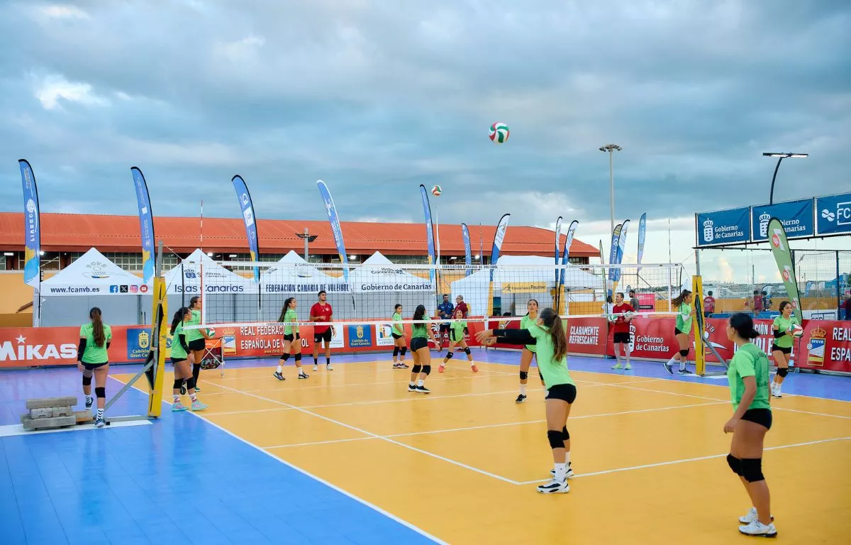 ExpoDeca 2026 da protagonismo a la cantera del voleibol canario. AH