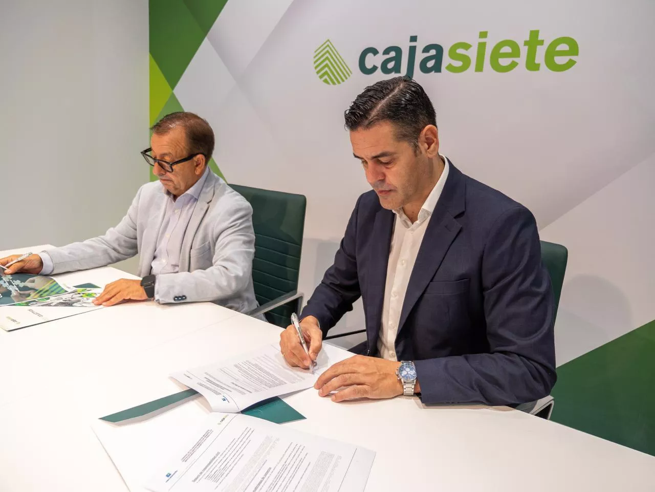 Cajasiete y Mercatenerife renuevan su convenio de colaboración. / CAJASIETE