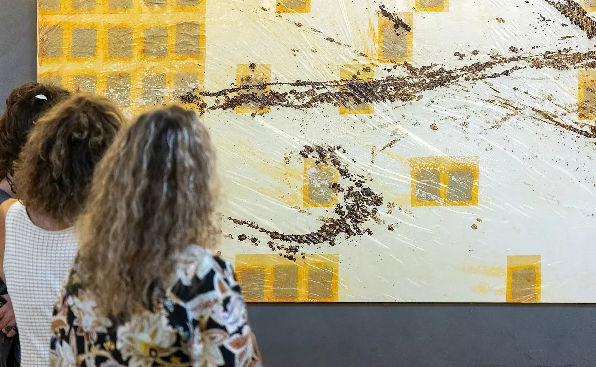 Visitantes observan las obras de la exposición 'Renacer'./ ULL