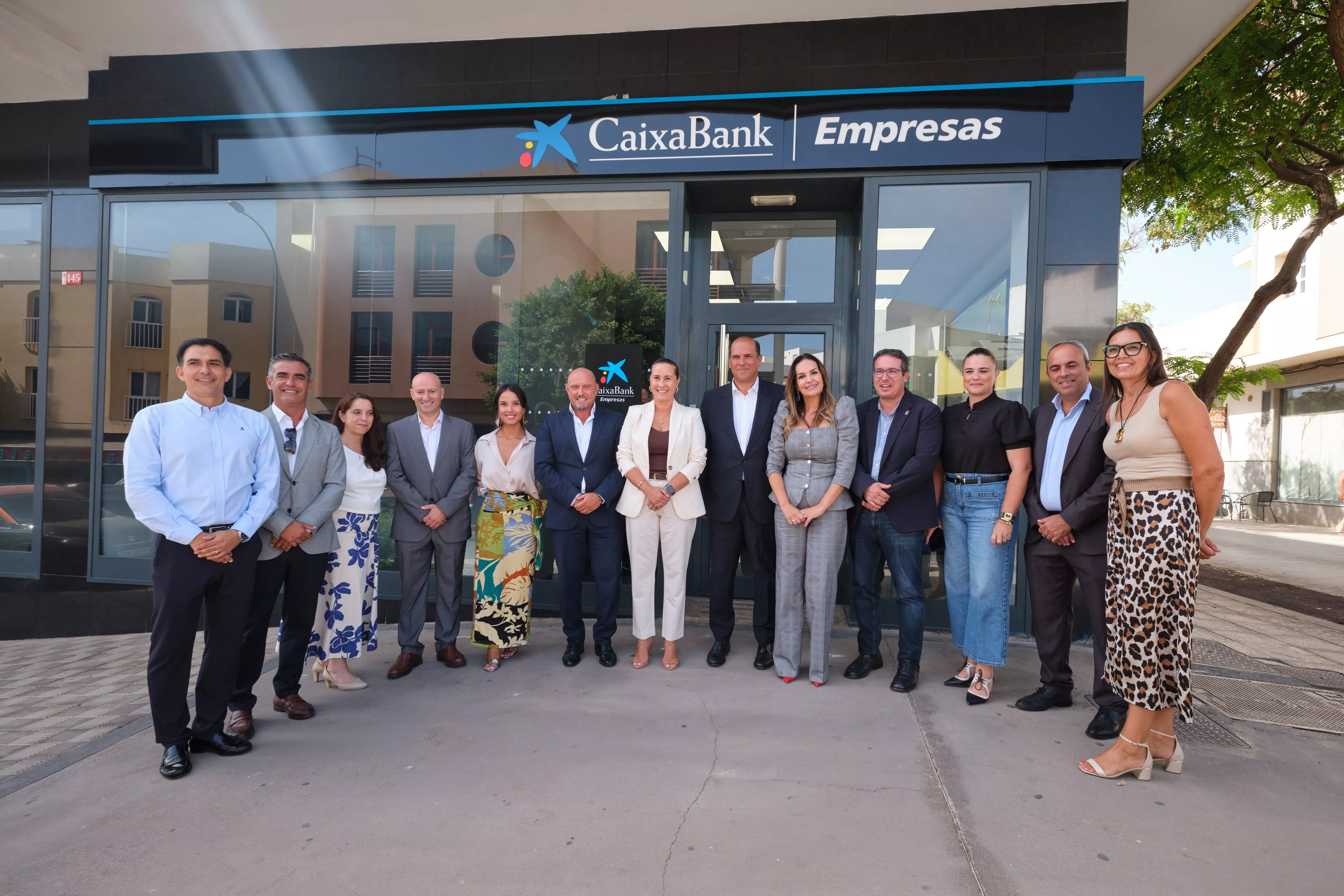 Representantes institucionales, directivos de CaixaBank y profesionales del Centro de Empresas de la entidad en Fuerteventura, en la inauguración de las nuevas instalaciones. AH