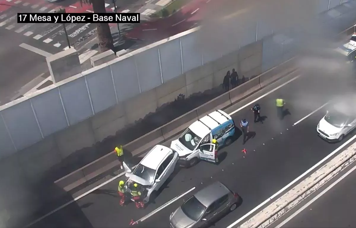 Dos heridos tras un accidente con tres vehículos en la Avenida Marítima de Las Palmas. POLICIA LPA