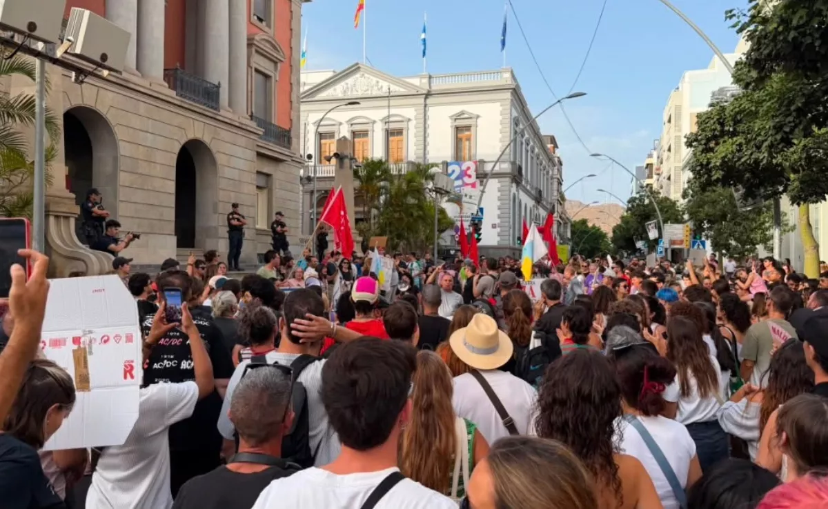 Asistentes despliegan pancartas por el derecho a la vivienda ante la Subdelegación del Gobierno en Santa Cruz de Tenerife./ AH