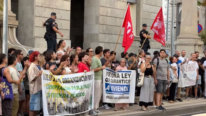 Imagen de las pancartas en la concentración frente a Méndez Núñez./ AH Imagen de las pancartas en la concentración frente a Méndez Núñez./ AH