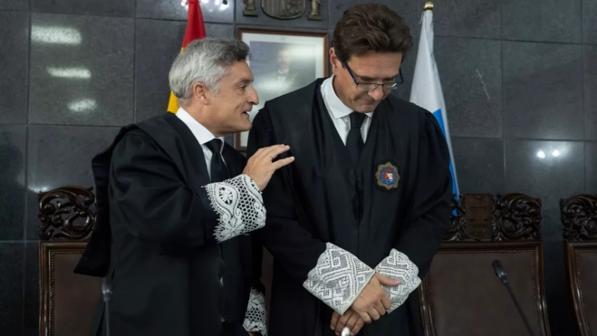El presidente del Tribunal Superior de Justicia de Canarias, Juan Avello, conversa con el fiscal superior de la comunidad autónoma, Jaime Serrano / EFE - QUIQUE CURBELO El presidente del Tribunal Superior de Justicia de Canarias, Juan Avello, conversa con el fiscal superior de la comunidad autónoma, Jaime Serrano / EFE - QUIQUE CURBELO