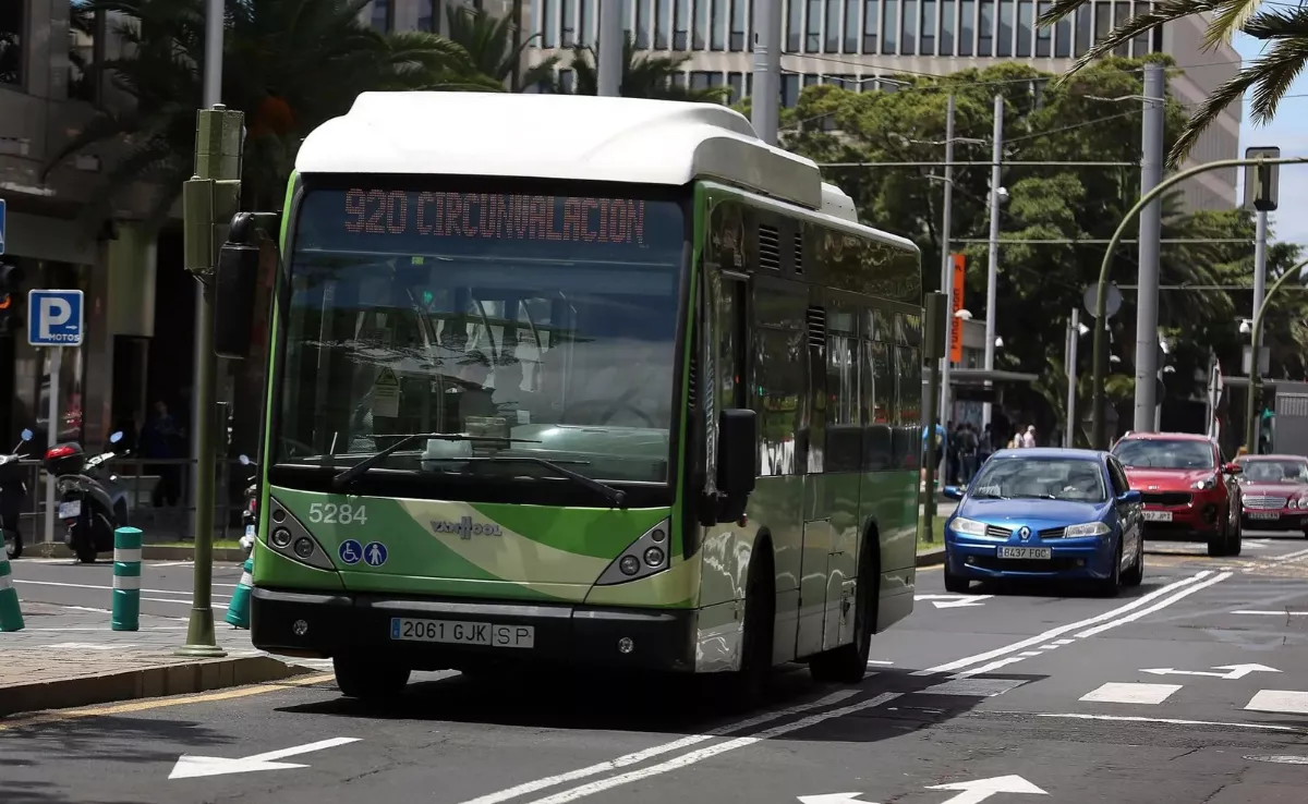 Imagen de una guagua de Titsa / EFE