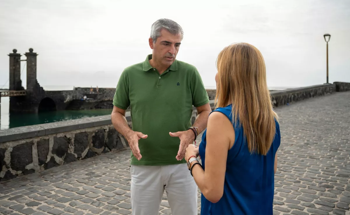 Manuel Domínguez dialoga con María Jesús Tovar en Lanzarote / EFE