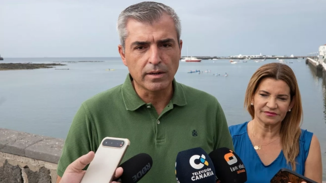 Manuel Domínguez junto a María Jesús Tovar en Lanzarote / EFE