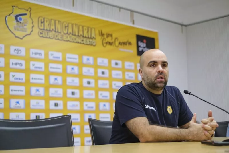 Víctor García, entrenador ayudante del CB Gran Canaria. / EFE