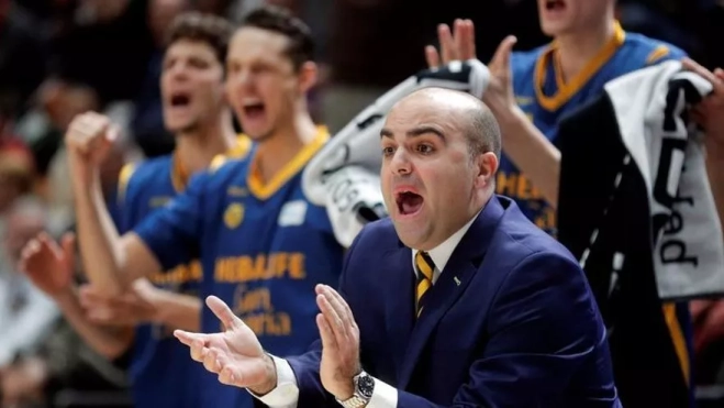 Víctor García aplaude a los jugadores del Granca en un duelo contra el Valencia Basket. / KAI FÖRSTERLING-EFE Víctor García aplaude a los jugadores del Granca en un duelo contra el Valencia Basket. / KAI FÖRSTERLING-EFE